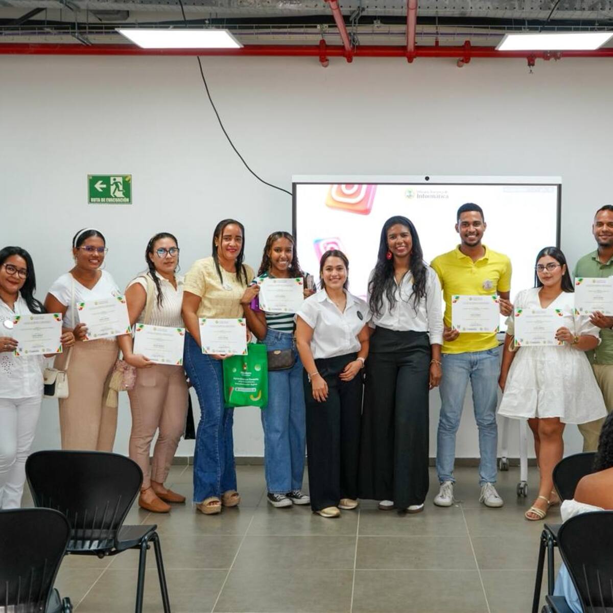 110 personas se gradúan en cursos tecnológicos de Digitalízate Comunidad