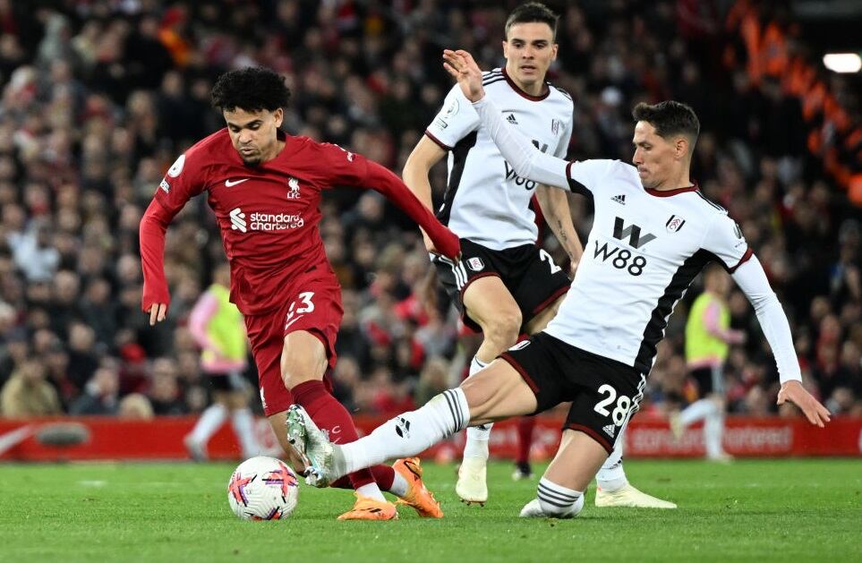 Luis Díaz en un duelo con Harry Wilson del Fulham durante el partido por Premier League (Photo by Nick Taylor/Liverpool FC/Liverpool FC via Getty Images)