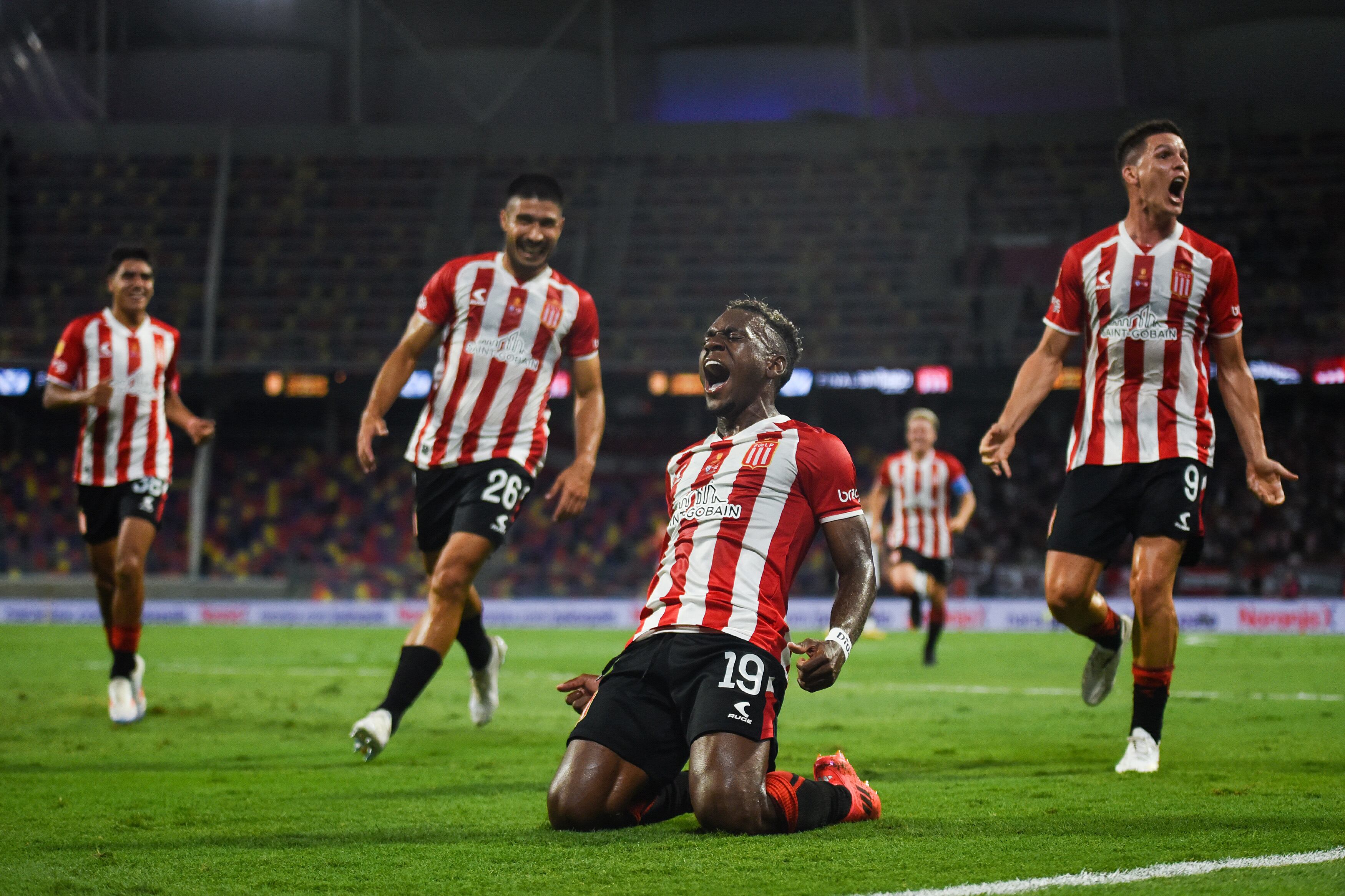Alexis Castillo Manyoma festeja su gol en la final ante Vélez Sarsfield. (Photo by Joaquín Camiletti/Getty Images)