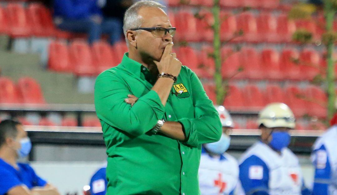 Óscar Upegui dirigiendo al Bucaramanga en 2021