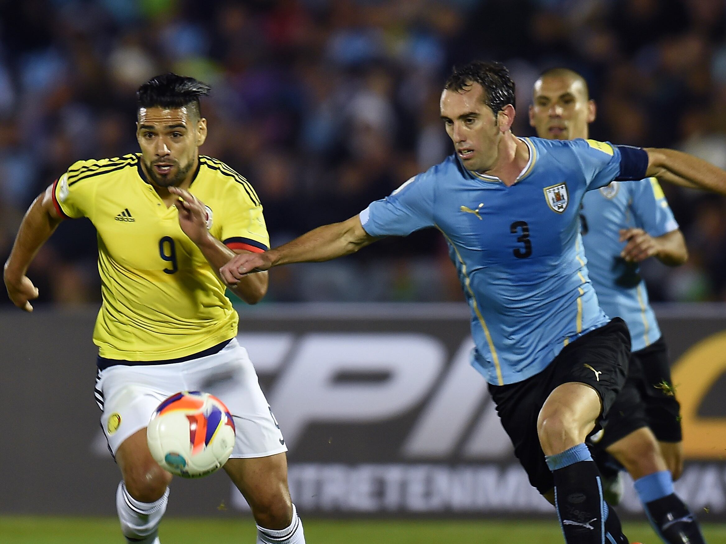 Falcao disputa un balón con Diego Godín durante un partido a las Eliminatorias de Rusia 2018. (Photo credit should read MIGUEL ROJO/AFP via Getty Images)