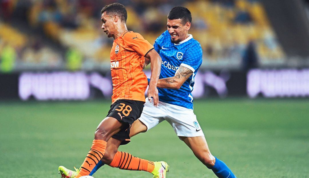 Daniel Muñoz, jugador del Genk de Bélgica en un duelo con Pedrinho del Shakhtar Donetsk
