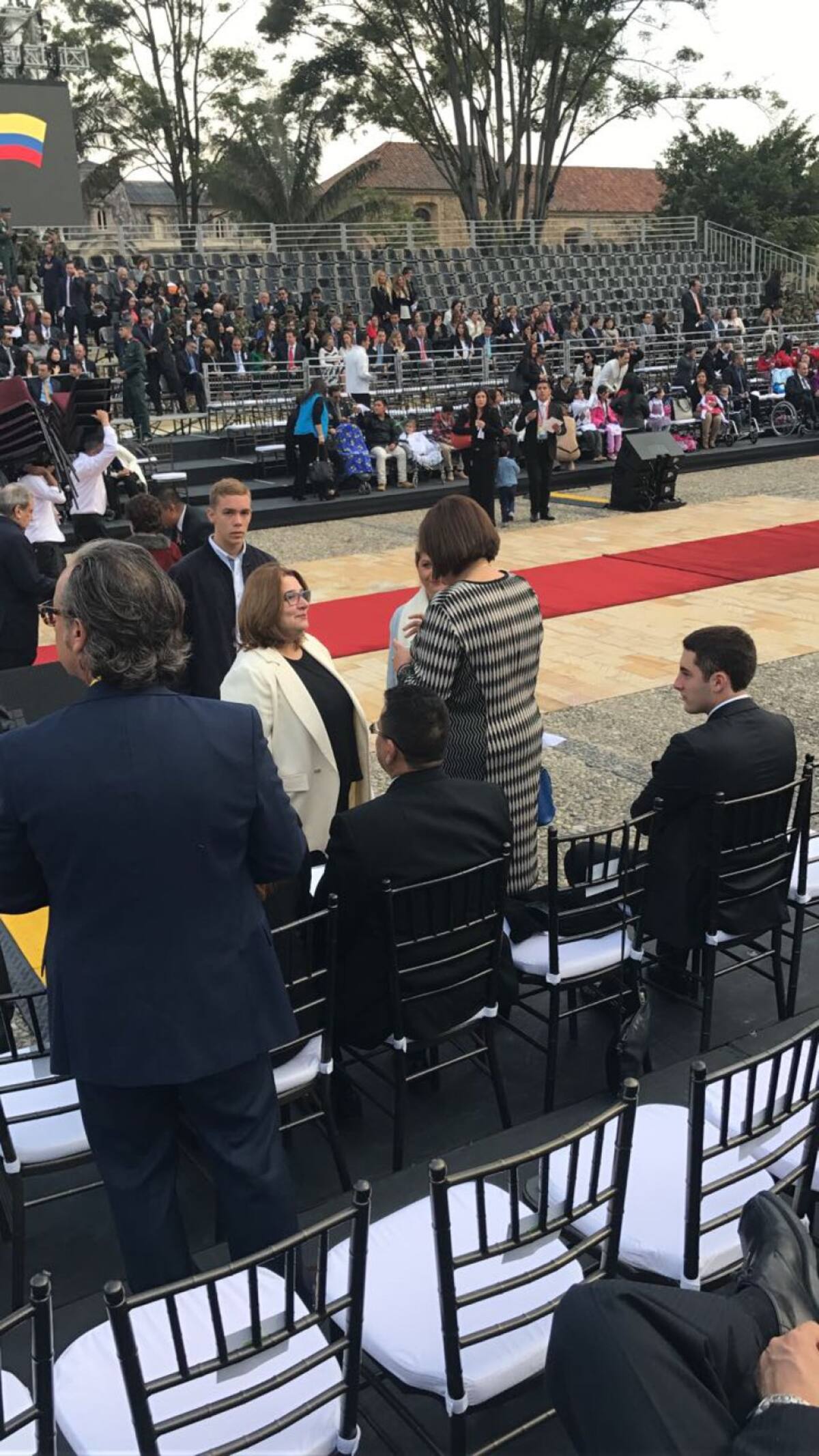 Ministra de cultura Mariana Garcés a la espera del sumo pontífice.