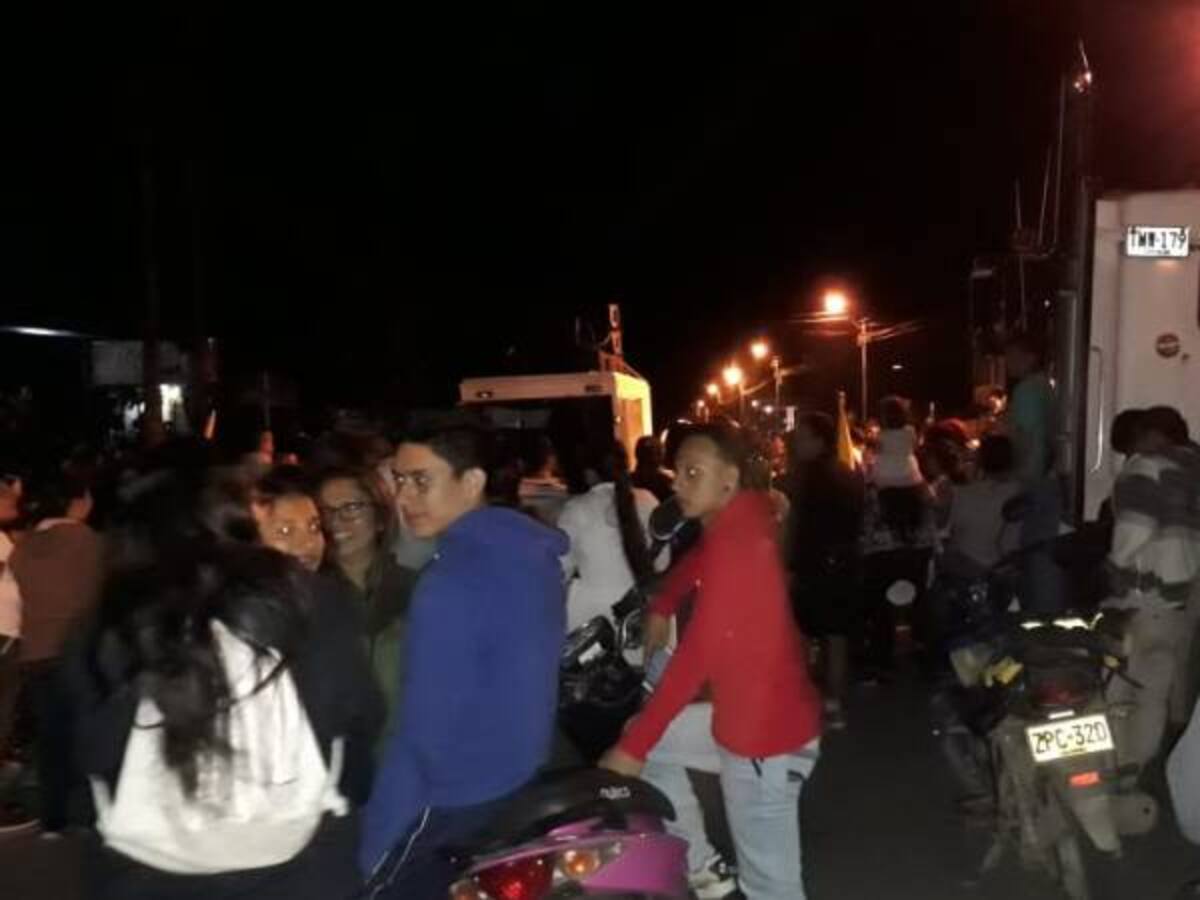 Padres de familia bloquean vía Mocoa – Pitalito por retrasos del PAE