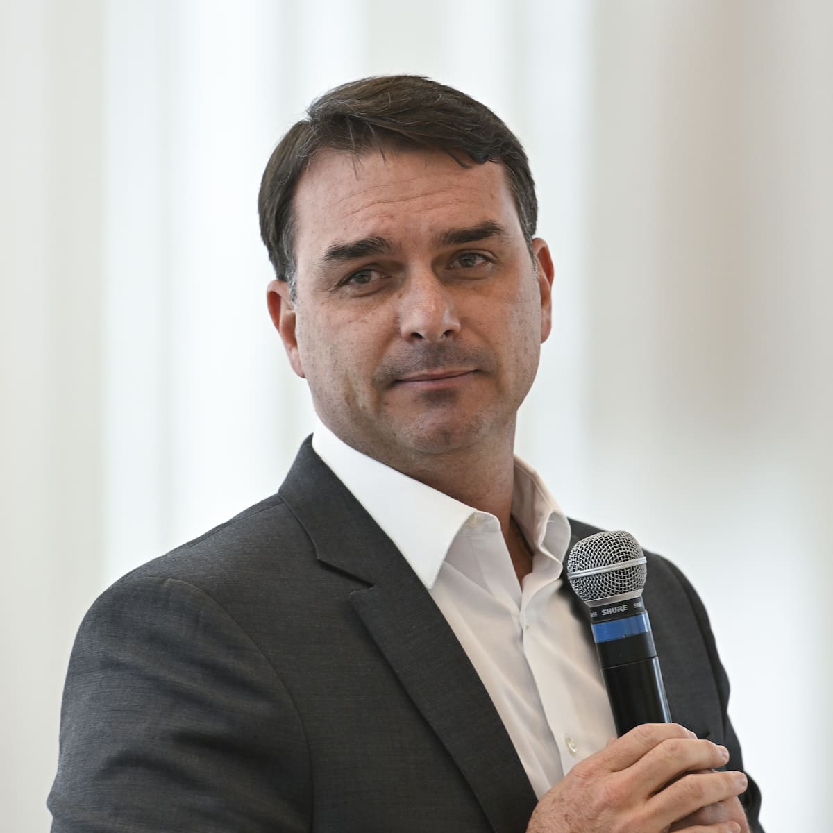 Flávio Bolsonaro denuncia “crecientes amenazas de muerte” y pone en duda sistema electoral brasileño