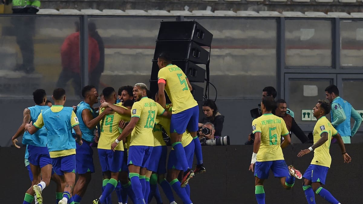Brasil se lleva el triunfo de Lima sobre el final y sigue líder de la Eliminatoria
