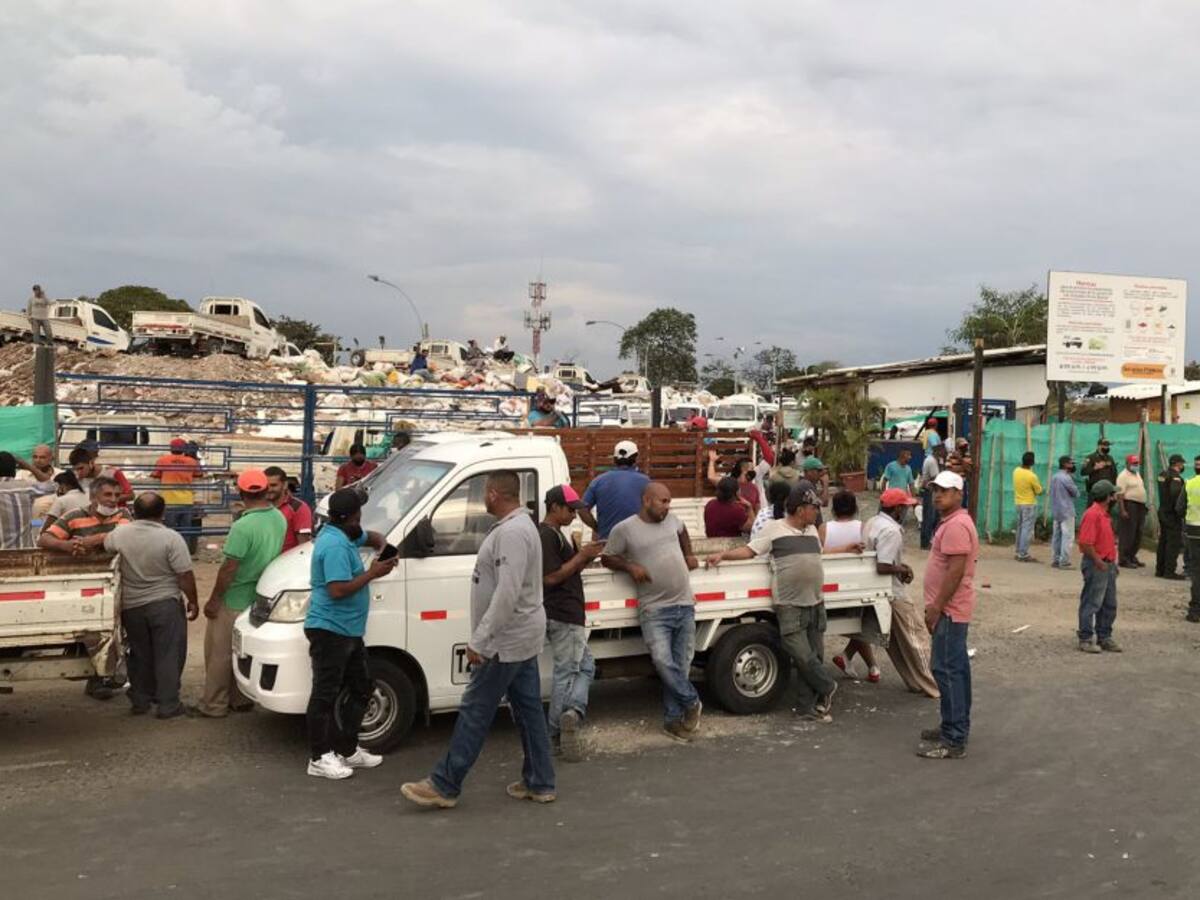 Bloqueos viales en la Av. Simón Bolívar por protesta de 'Chaneros'