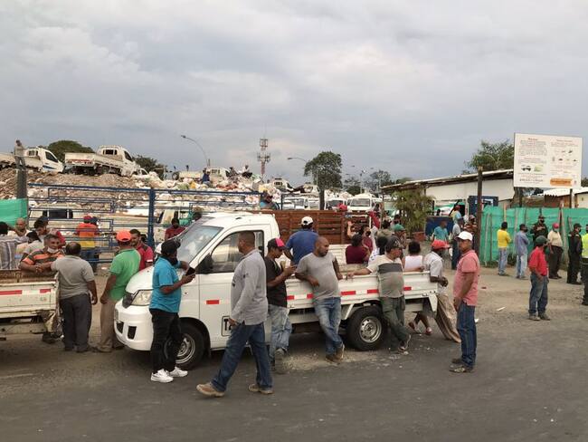 Bloqueos viales en la Av. Simón Bolívar por protesta de 'Chaneros'