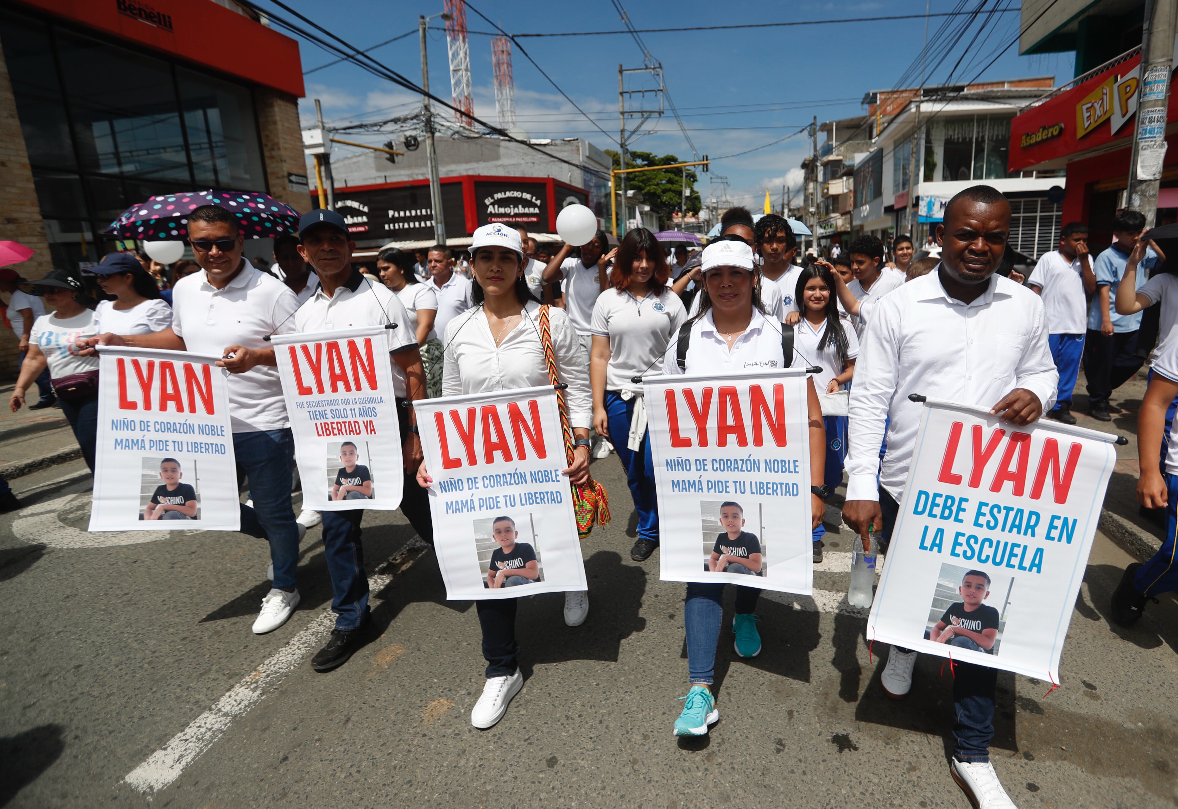 AME6942. JAMUNDÍ (COLOMBIA), 12/05/2025.- Personas se manifiestan este lunes durante una marcha solicitando la libertad del niño Lyan Hortúa, quien fue secuestrado el pasado 3 de mayo en zona rural de Jamundí (Colombia). Centenares de personas se manifestaron en el municipio colombiano de Jamundí (suroeste) para exigir la liberación inmediata de Lyan José Hortúa, un niño de 11 años secuestrado en una zona rural de esta localidad del departamento de Valle del Cauca. EFE/Ernesto Guzmán
