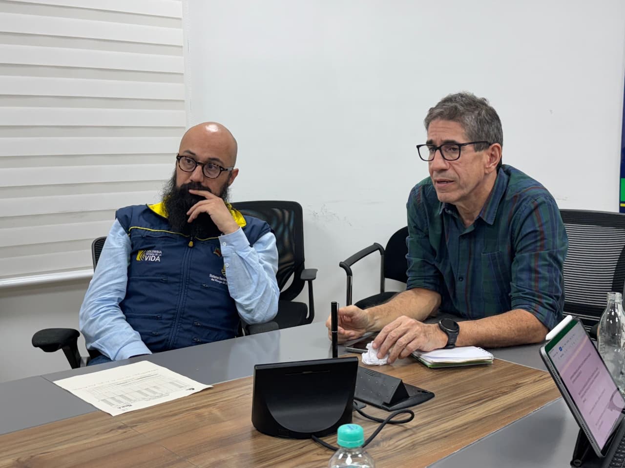 El director de la Unidad Nacional para la Gestión del Riesgo de Desastres (UNGRD), Carlos Carrillo, con el presidente (e) de Urrá, Enrique Kerguelén.