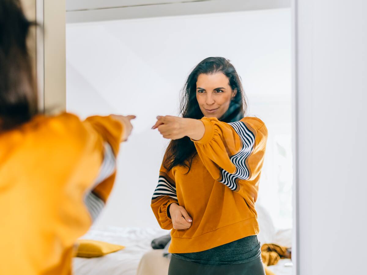 ¿Es bueno o malo? Esto dicen los psicólogos sobre hablar solo y cómo debería manejarse