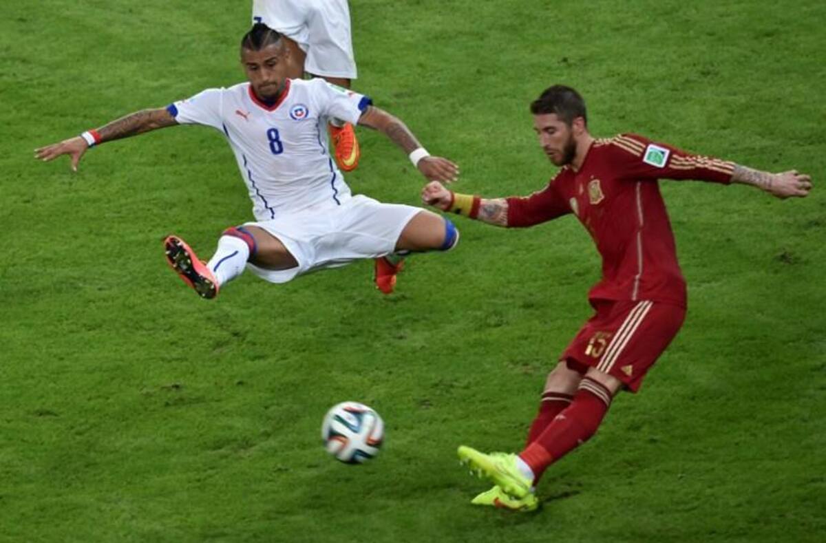 El actual campeón se despidió prematuramente de Brasil tras caer 2-0 ante Chile con goles Vargas y Aranguiz.