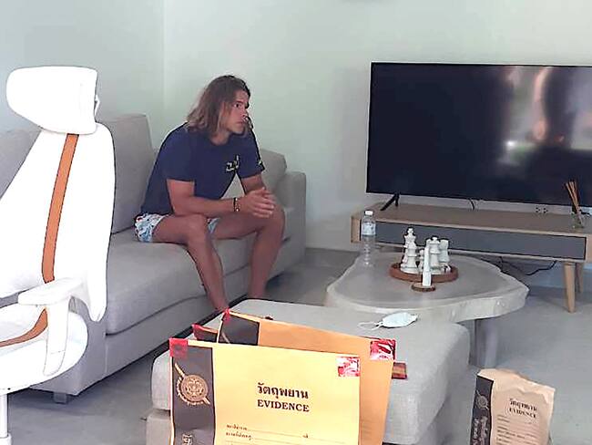 Koh Phangan (Thailand), 05/08/2023.- A handout photo made available by Royal Thai Police shows Spanish chef Daniel Jeronimo Sancho Bronchalo, 29, sitting next to evidence, after he was arrested for murder and dismembering the body of a Colombian man, at a hotel in Koh Phangan island, Surat Thani province, southern Thailand, 05 August 2023 (issued 06 August 2023). Thai police arrested Bronchalo, accused of killing Colombian surgeon Edwin Arrieta Arteaga and dismembering his body before dumping some parts in a rubbish dump and others, including his head, in the sea, police said. (Tailandia) EFE/EPA/ROYAL THAI POLICE EDITORIAL USE ONLY/NO SALES HANDOUT EDITORIAL USE ONLY/NO SALES