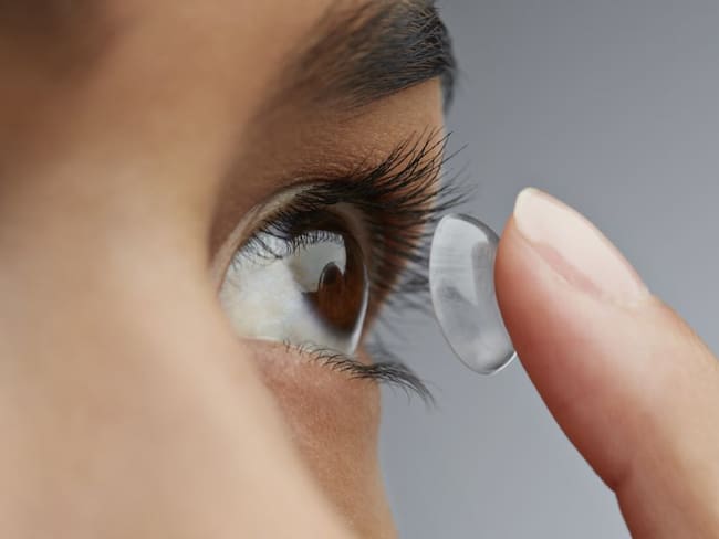 Personas con lentes de contacto no son más susceptibles a contraer COVID-19