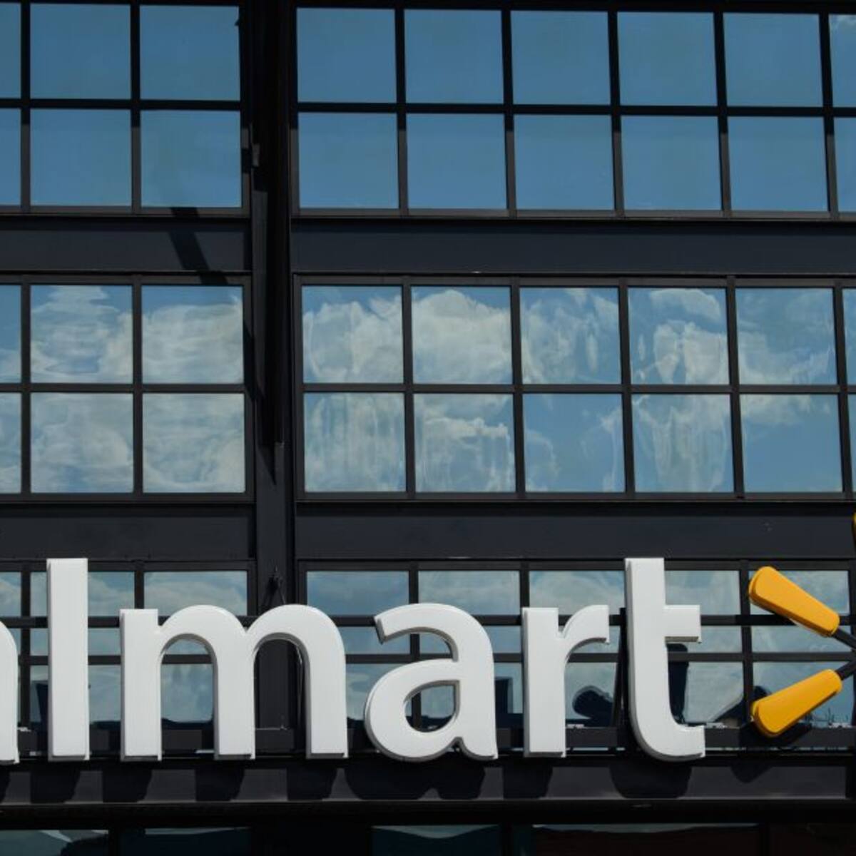 Walmart retira armas de vitrinas ante posibles disturbios en EE.UU.