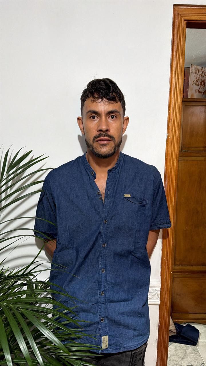 Alias "El Flaco", cabecilla de Los Cabuyos, capturado en Medellín. Foto: Gobernador Andrés Julián Rendon.