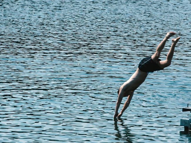 Un hombre salta a un lago de Alemania en medio de la oleada de calor que vive el continente.           Foto: Getty