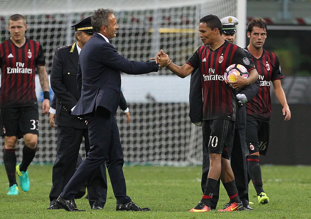 Carlos Bacca y Sinisa Mihajlovic (Photo by Marco Luzzani/Getty Images)