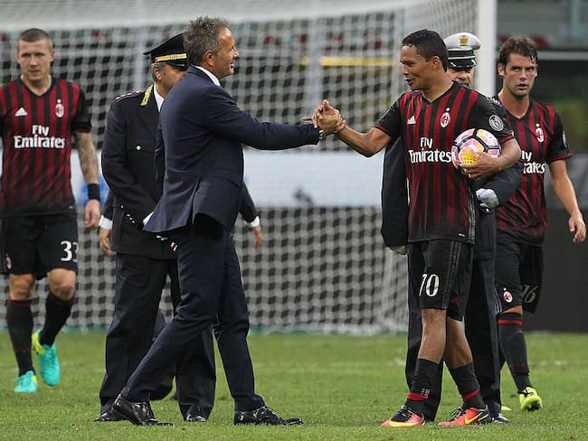 Carlos Bacca y Sinisa Mihajlovic (Photo by Marco Luzzani/Getty Images)