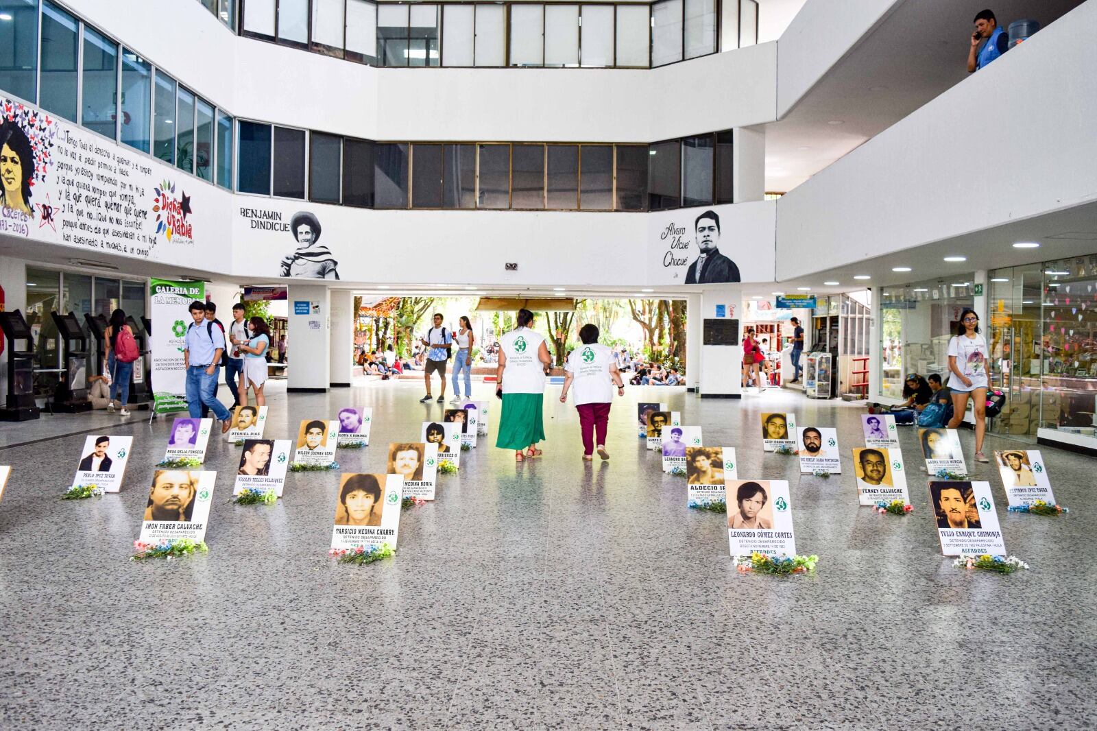 Como un gesto simbólico, se expusieron, en el vestíbulo de la Universidad Surcolombiana, galerías de la memoria creadas por diversas organizaciones y familiares.