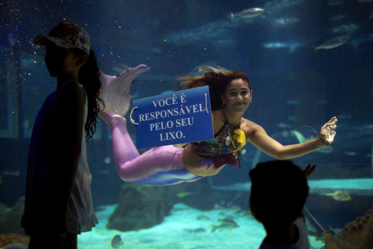 "La vida vino del mar, entonces ¿Por qué no tratamos de cuidar los océanos? Uso la imagen de una sirena para llamar la atención y explicar cómo la contaminación mata.