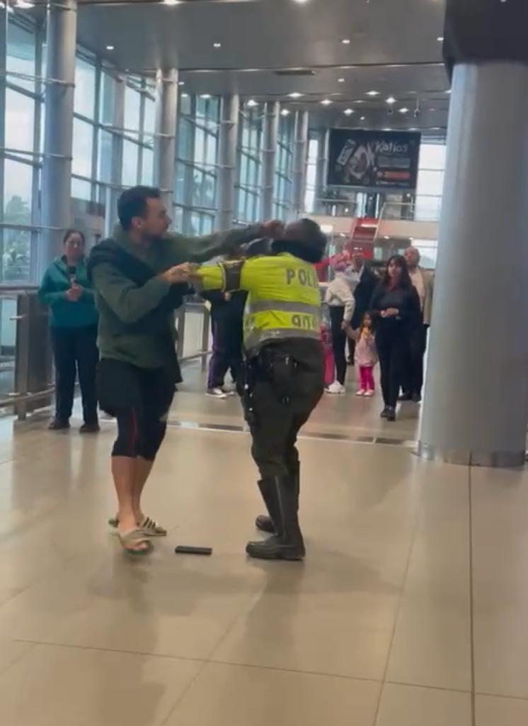 Canadiense ataca a polícia en Bogotá.