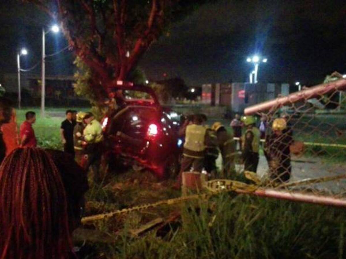 Menor de 14 años murió al chocar camioneta que conducía contra árbol