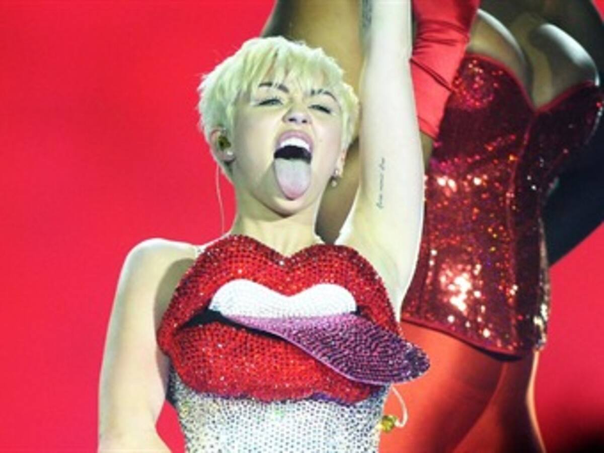 Miley Cyrus escenifica su enemistad con Selena Gomez
