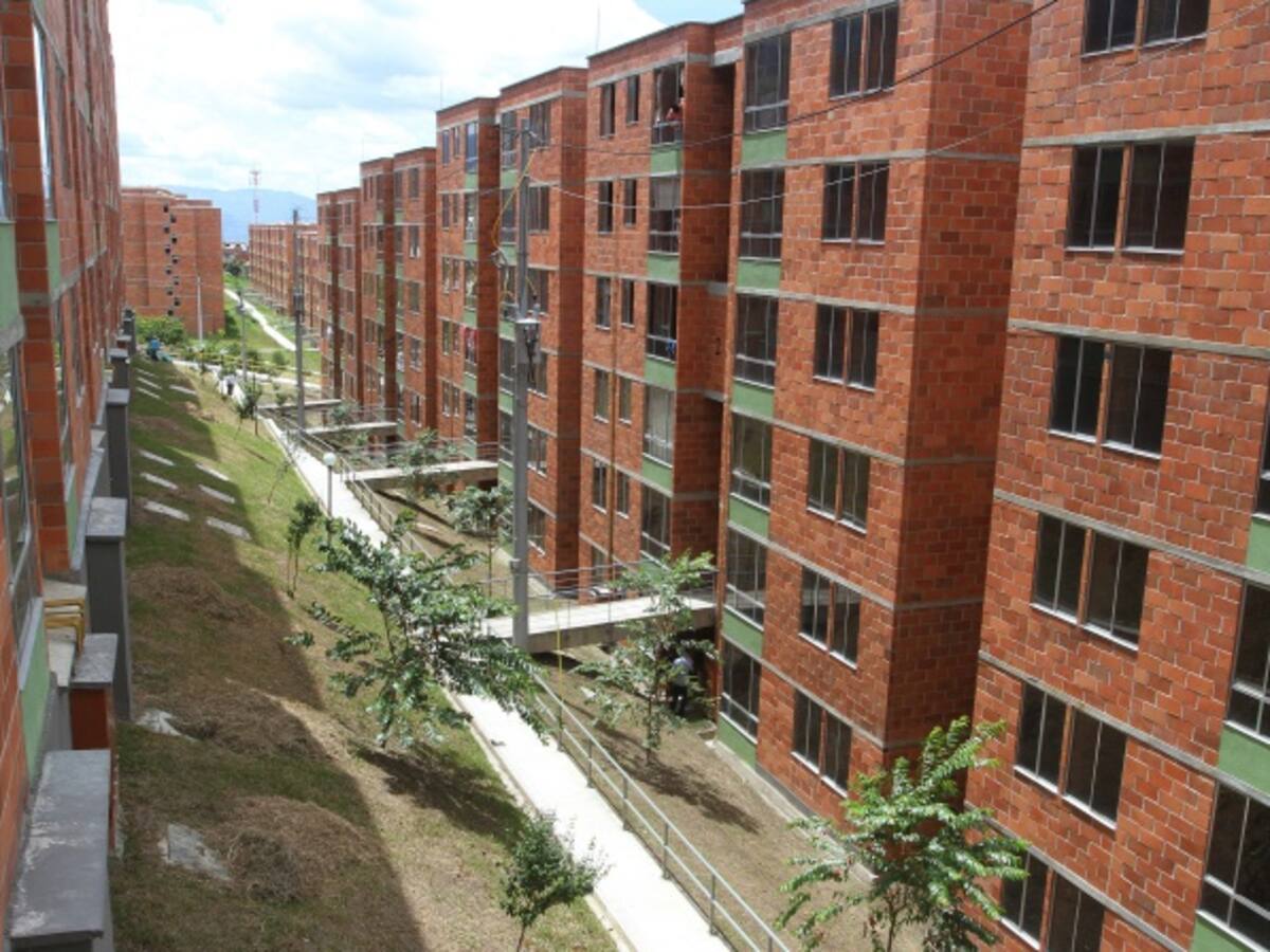En Bogotá se construirán 8.000 viviendas de interés prioritario: Henao