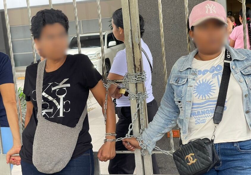 Personas encadenadas. Foto: cortesía.