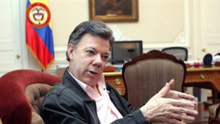 Santos anuncia salida de Superintendente de Servicios Públicos para cumplir ley de cuota