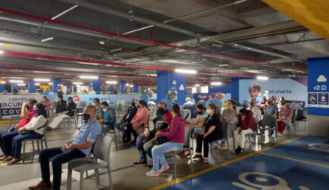 Punto de vacunación masiva en Mall Plaza