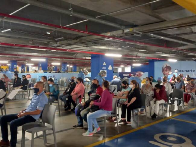 Punto de vacunación masiva en Mall Plaza