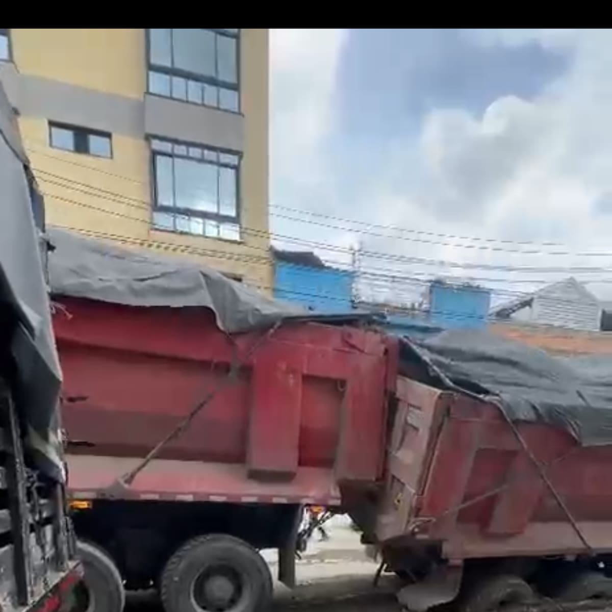 Denuncian que hueco se está tragando los camiones de la obra del metro en el centro de Bogotá