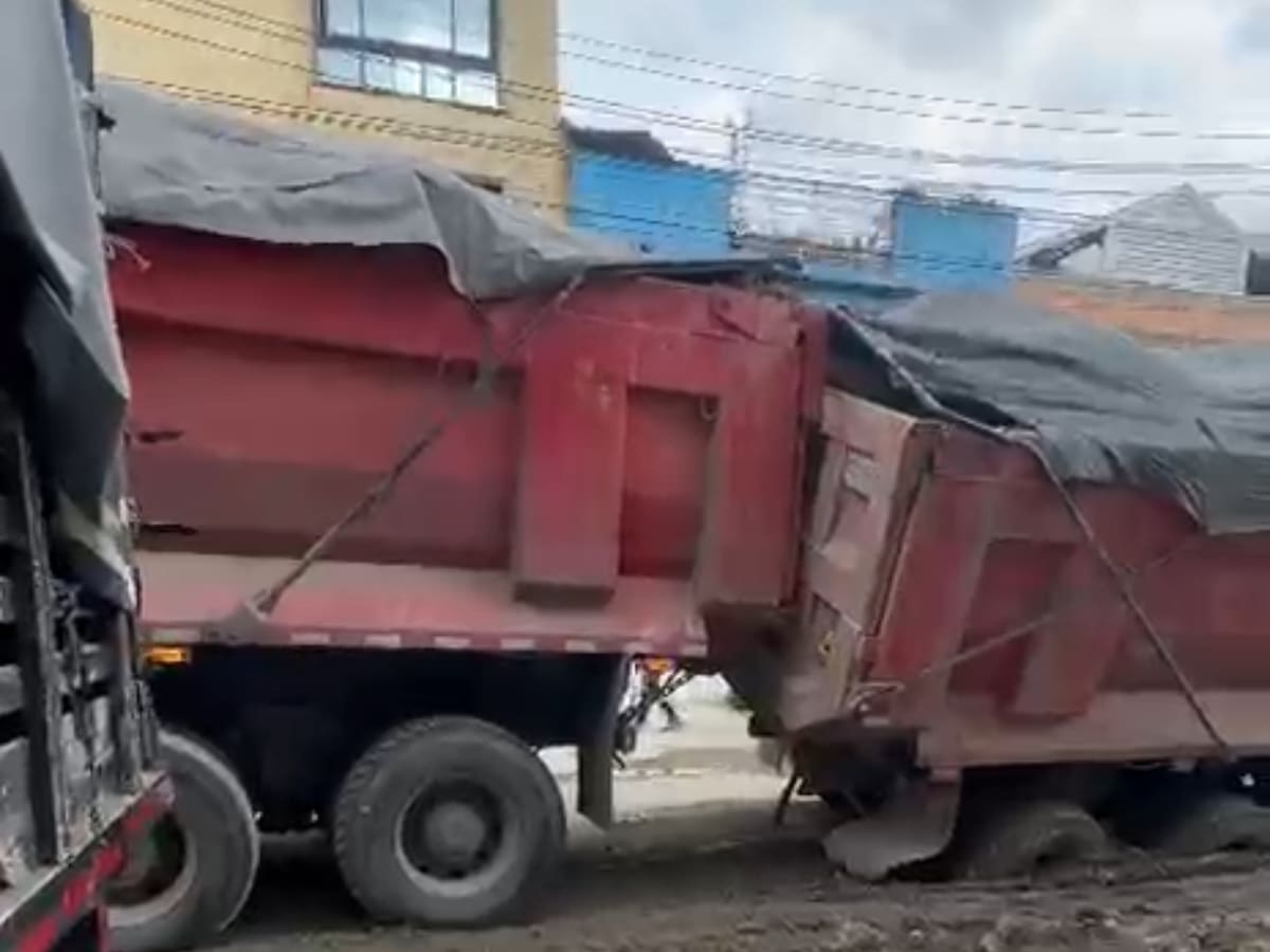 Denuncian que hueco se está tragando los camiones de la obra del metro en el centro de Bogotá