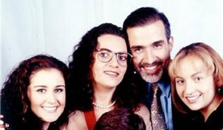 Natalia Franco (Tania Robledo) aparece acompañada por el resto de su familia en la serie Padres e Hijos.