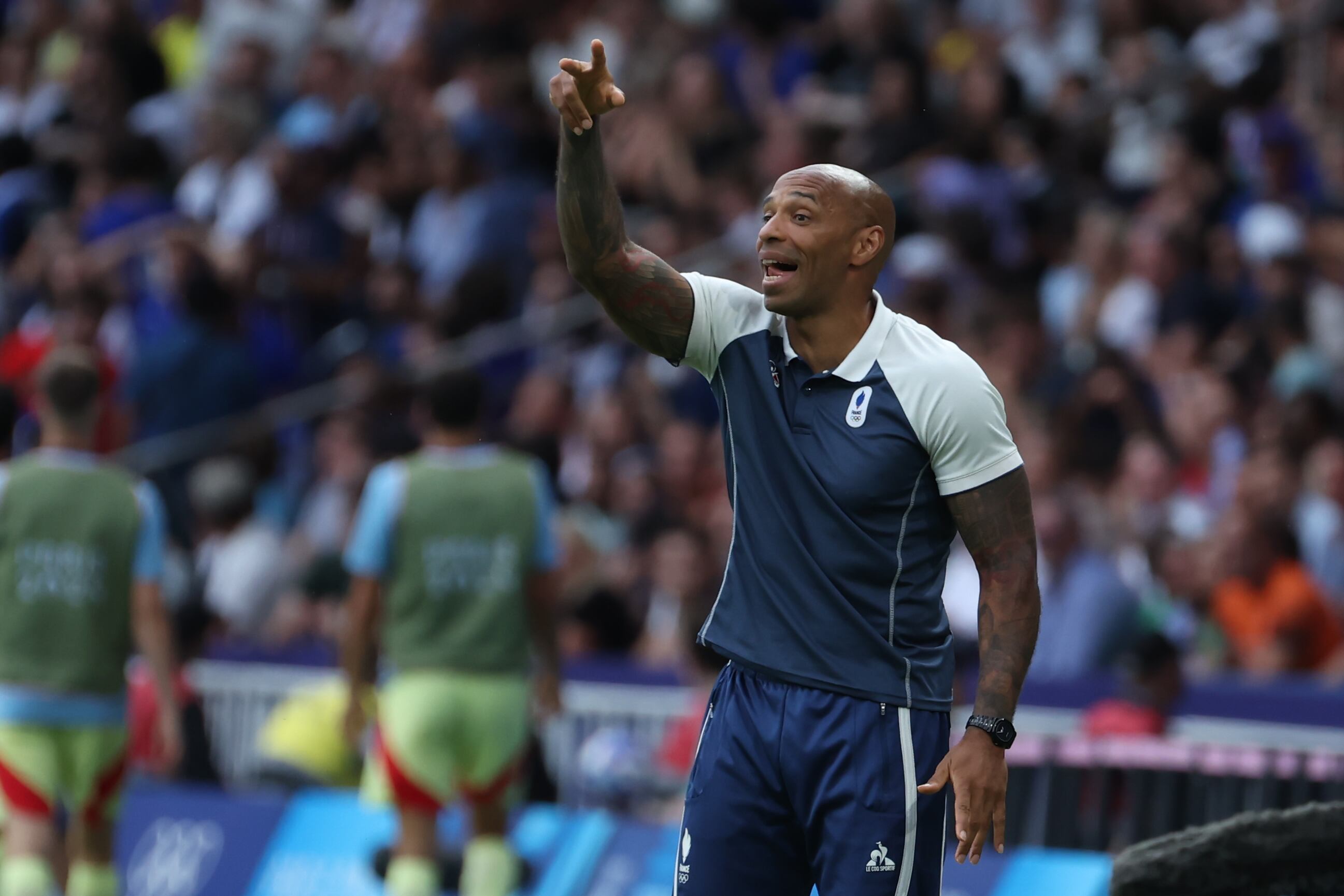 PARIS, 09/08/2024.- El entrenador francés, Thierry Henry, da instrucciones a sus jugadores durante el partido por la medalla de oro de los Juegos Olímpicos de París 2024 que Francia y España disputan este viernes en el Parc des Princes, de Paris . EFE/ Kiko Huesca