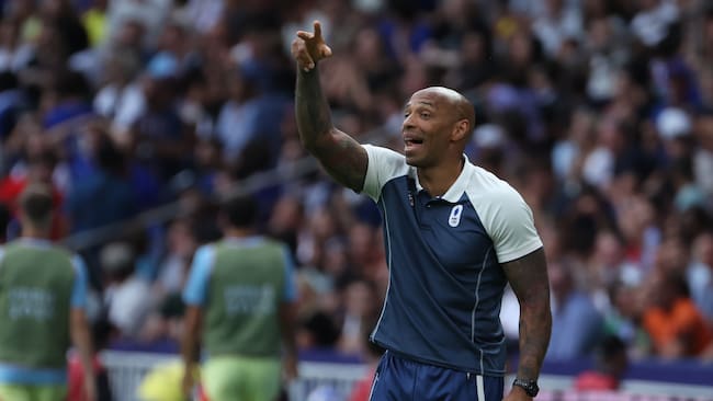 PARIS, 09/08/2024.- El entrenador francés, Thierry Henry, da instrucciones a sus jugadores durante el partido por la medalla de oro de los Juegos Olímpicos de París 2024 que Francia y España disputan este viernes en el Parc des Princes, de Paris . EFE/ Kiko Huesca