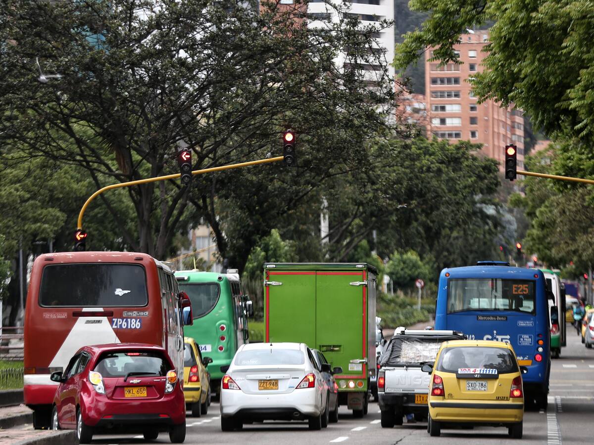 Bogotá: Un carro fue impactado por las varillas de una construcción en Chapinero