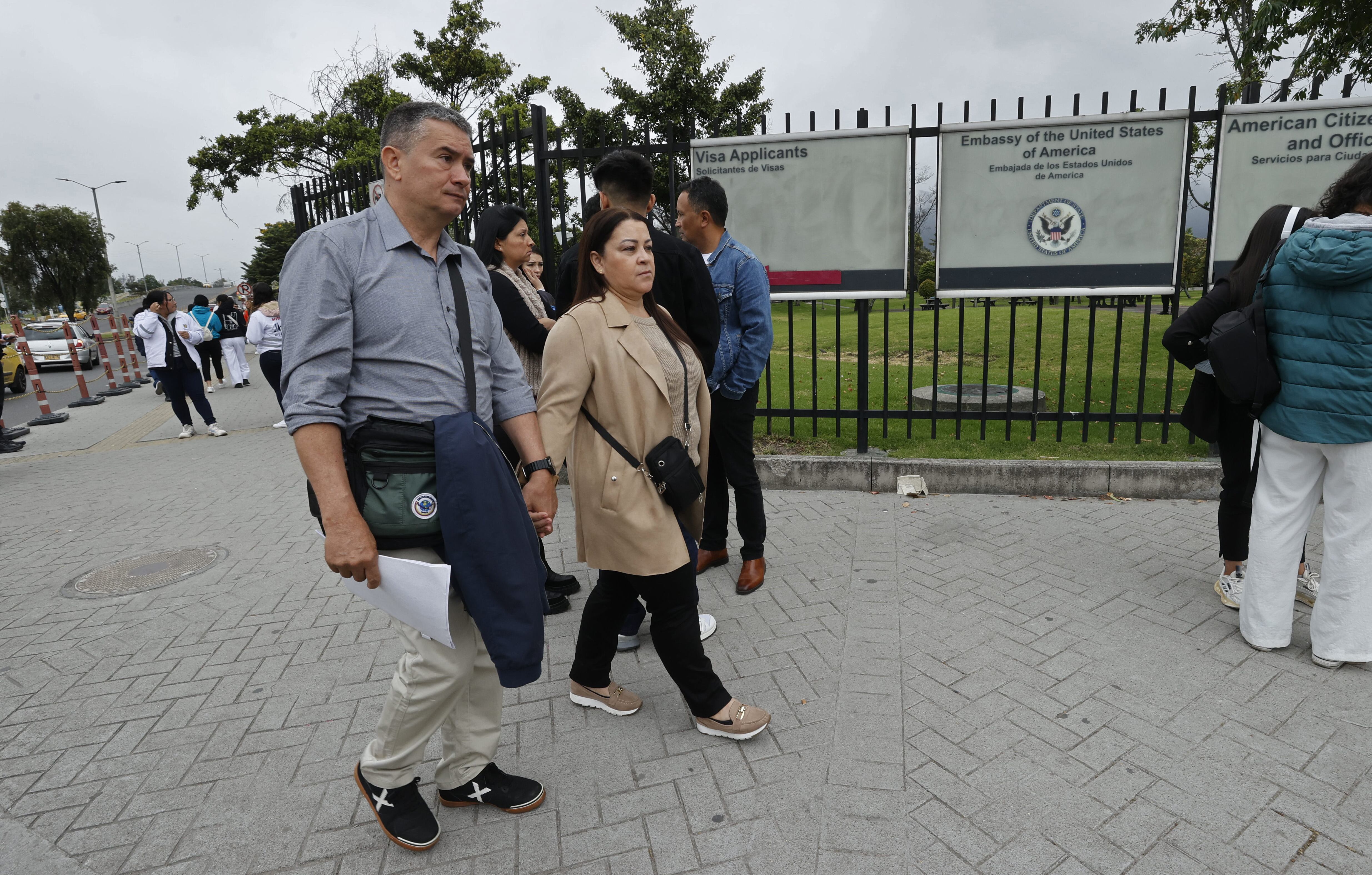 Ciudadanos colombianos solicitantes de visa de los Estados Unidos caminan afuera de la embajada estadounidense en Bogotá (Colombia).
EFE/ Mauricio Dueñas Castañeda