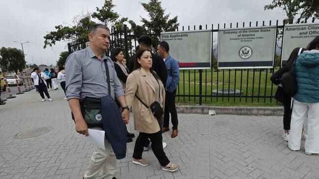 AME4409. BOGOTÁ (COLOMBIA), 27/01/2025.- Ciudadanos colombianos solicitantes de visa de los Estados Unidos caminan afuera de la embajada estadounidense este lunes, en Bogotá (Colombia). Colombia superó una crisis diplomática con Estados Unidos, causada por la decisión del presidente Gustavo Petro de no permitir el ingreso de dos aviones con ciudadanos deportados de EE.UU. EFE/ Mauricio Dueñas Castañeda