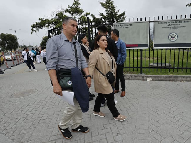 Ciudadanos colombianos solicitantes de visa de los Estados Unidos caminan afuera de la embajada estadounidense este lunes, en Bogotá (Colombia).
EFE/ Mauricio Dueñas Castañeda