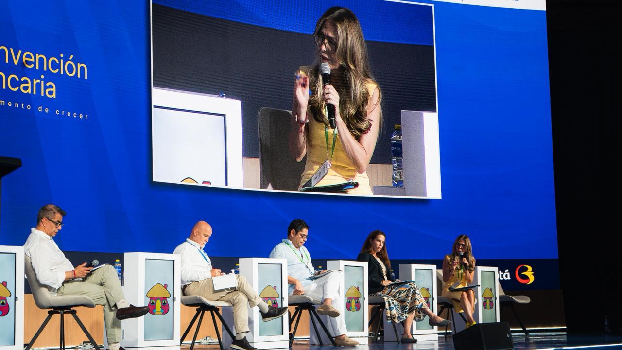 Convención bancaria: Diana Calderón moderó conversatorio sobre financiación y vivienda