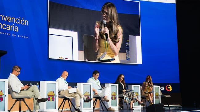 Convención bancaria: Diana Calderón moderó conversatorio sobre financiación y vivienda