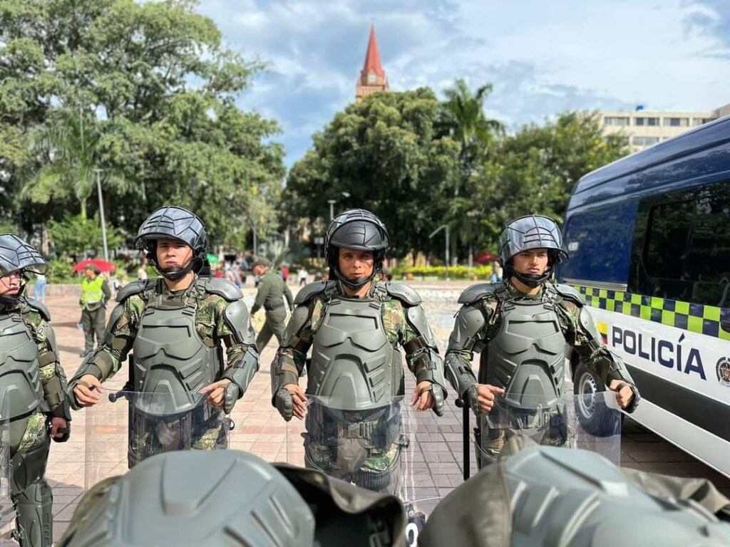 En respuesta a esta solicitud, el Ejército Nacional ha dispuesto cerca de 270 hombres adicionales para fortalecer la presencia militar en el Huila, contribuyendo significativamente a la seguridad y la tranquilidad de nuestros ciudadanos.