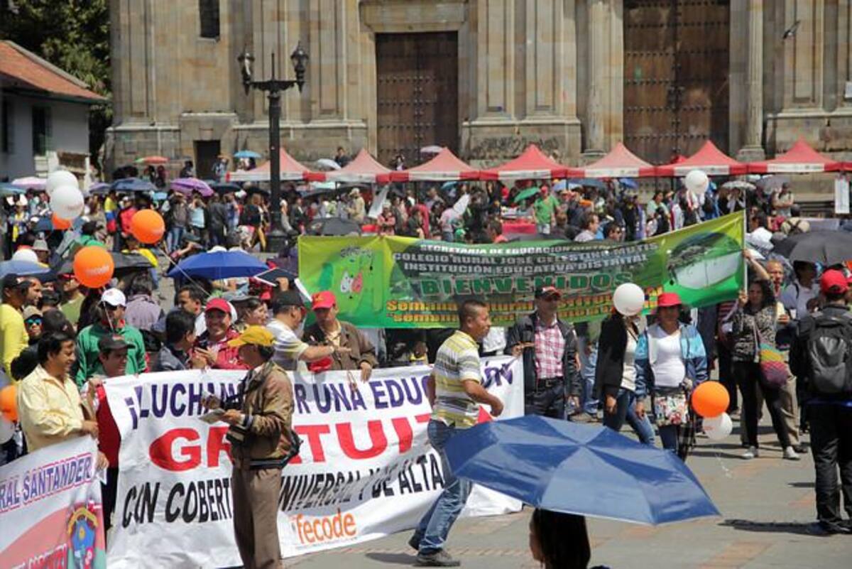 Los docentes arribaron a la Plaza de Bolivar de Bogotá tras radicar pliego de peticiones en el Ministerio de Educación.