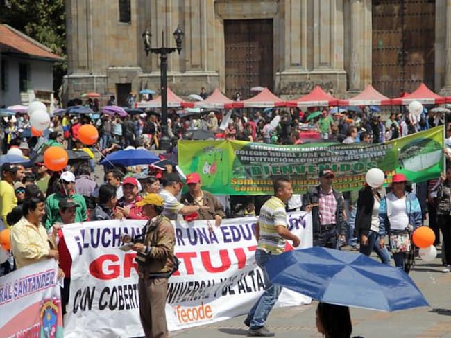 Los docentes arribaron a la Plaza de Bolivar de Bogotá tras radicar pliego de peticiones en el Ministerio de Educación.