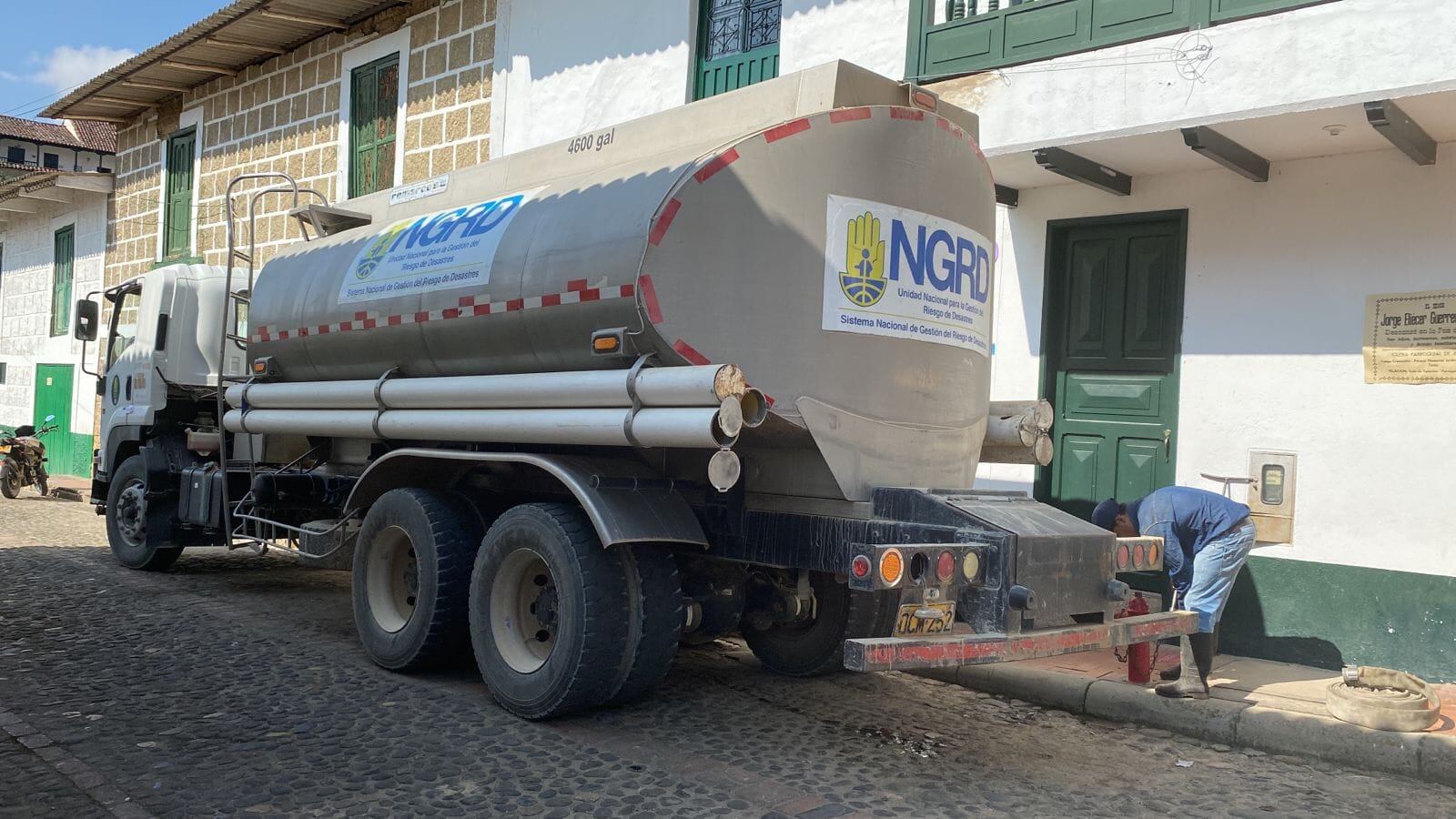 La Unidad Departamental de Gestión de Riesgo ha estado apoyando con carrotanque al municipio de Jenesano que padece de desabastecimiento de agua. / Foto: Suministrada.