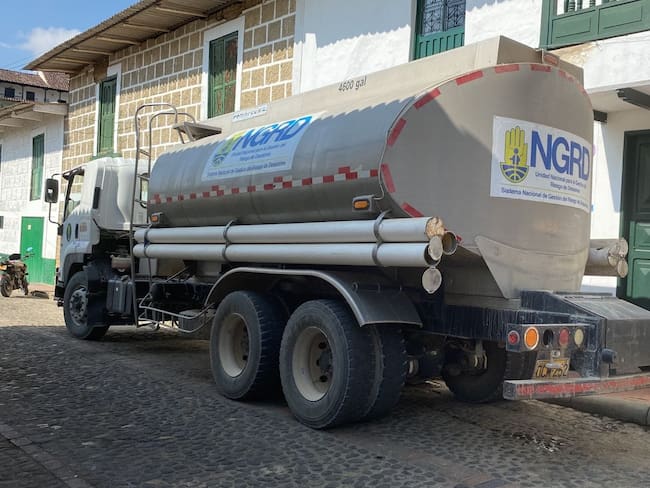 La Unidad Departamental de Gestión de Riesgo ha estado apoyando con carrotanque al municipio de Jenesano que padece de desabastecimiento de agua. / Foto: Suministrada.