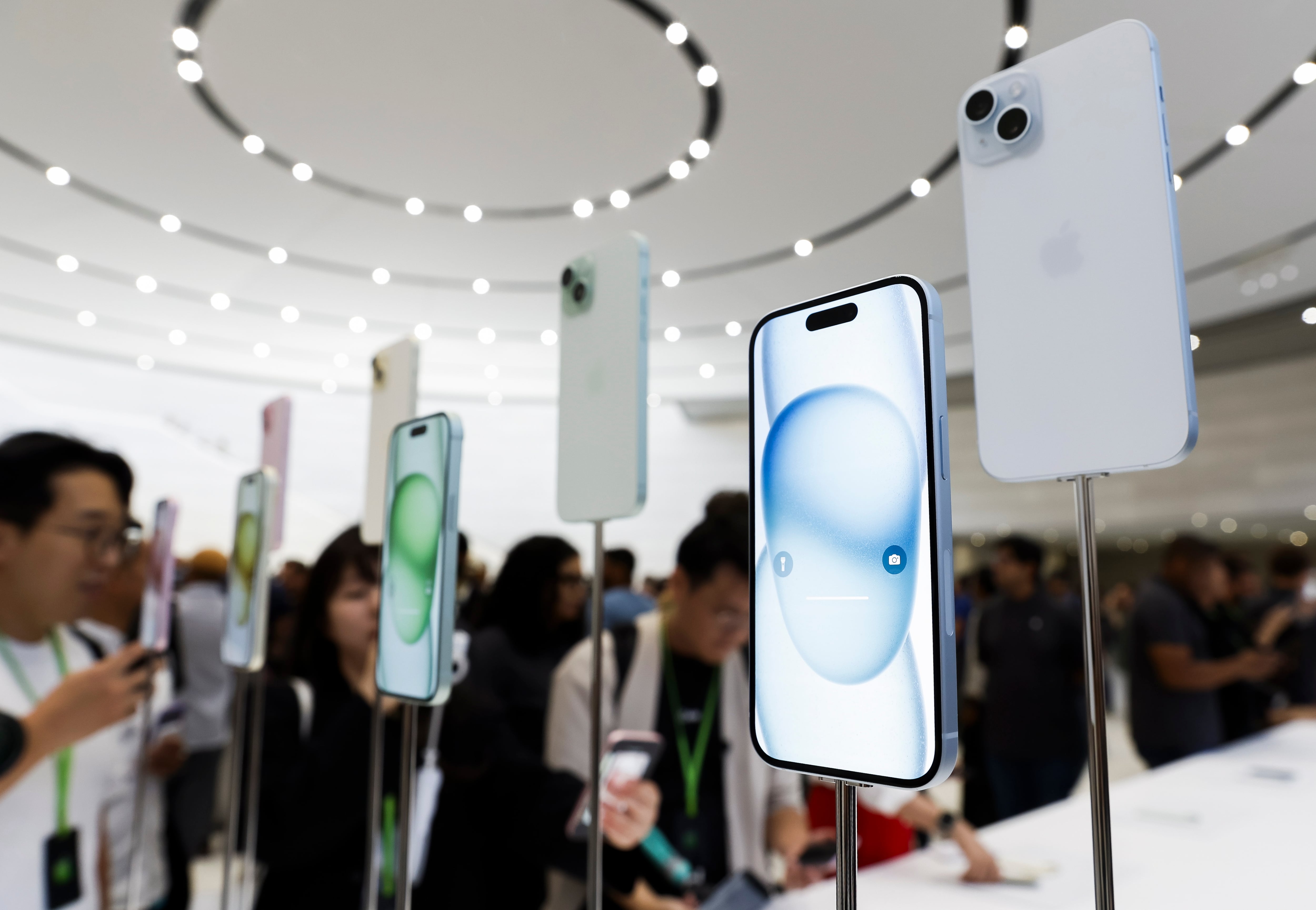 Cupertino (United States), 12/09/2023.- A display of the new Apple iPhone 15 at an Apple product launch event on the campus of Apple Park in Cupertino, California, USA, 12 September 2023. EFE/EPA/JOHN G. MABANGLO
